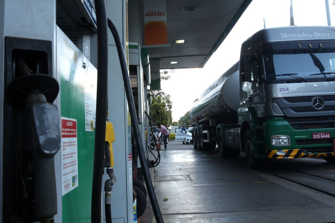 CaminhÃ£o-tanque abastece posto de combustÃ­vel no Plano Piloto, regiÃ£o central da capital.