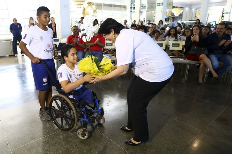  A ministra da Mulher, da FamÃ­lia e dos Direitos Humanos, Damares Alves, participa de evento em celebraÃ§Ã£o aos 29 anos do Estatuto da CrianÃ§a e do Adolescente (ECA) e entrega de oito veÃ­culos para Conselhos Tutelares do Distrito Federal. 