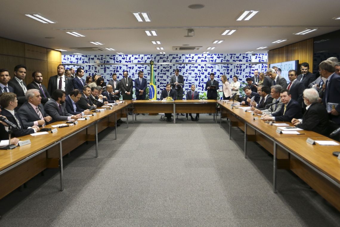 O presidente da CÃ¢mara dos Deputados, Rodrigo Maia, coordena reuniÃ£o de lÃ­deres partidÃ¡rios. 