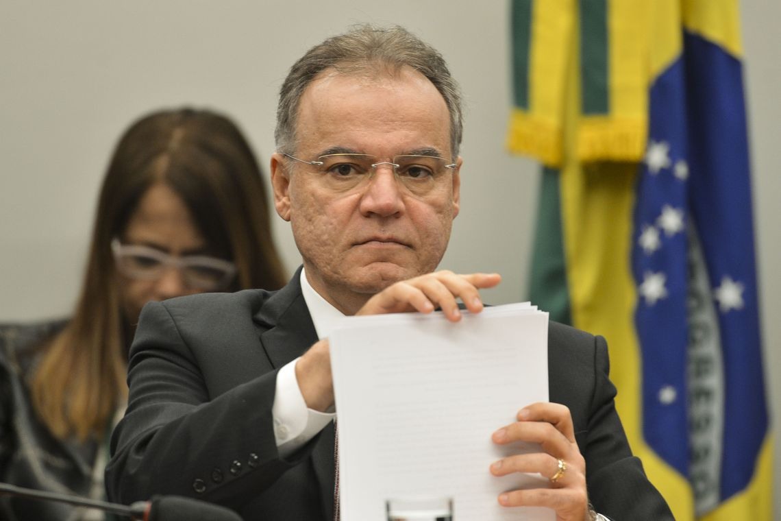 O relator da proposta de reforma da PrevidÃªncia (PEC 06/19), deputado Samuel Moreira, durante sessÃ£o para apresentaÃ§Ã£o do seu parecer sobre o projeto durante reuniÃ£o da ComissÃ£o Especial que analisa o texto.