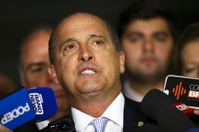 O ministro da Casa Civil, Onyx Lorenzoni, fala apÃ³s reuniÃ£o com os presidentes do Senado, Davi Alcolumbre, da CÃ¢mara, Rodrigo Maia, o lÃ­der do governo no Senado, Fernando Bezerra e a lÃ­der do governo no Congresso, Joice Hasselmann.