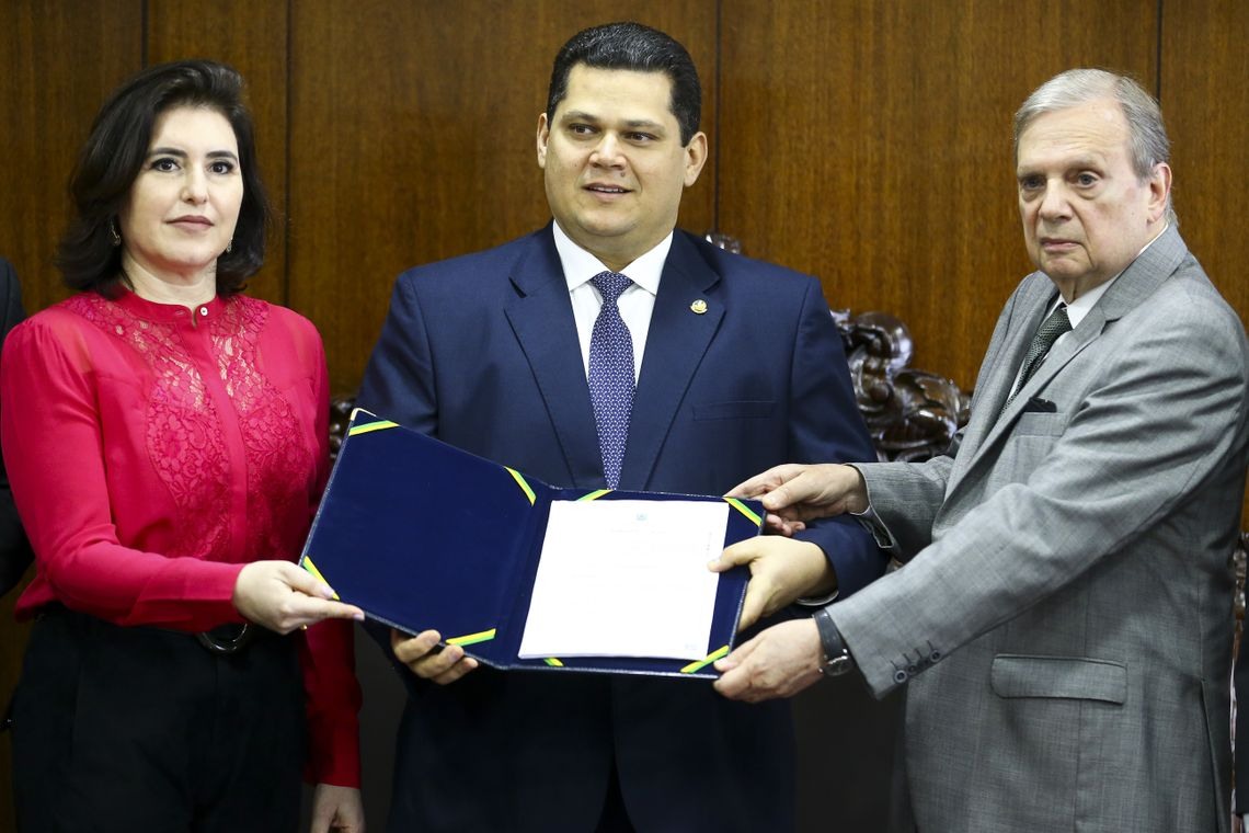  A presidente da CCJ, senadora Simone Tebet, o presidente do Senado, Davi Alcolumbre, e o senador Tasso Jereissati durante entrega do relatÃ³rio da reforma da PrevidÃªncia.