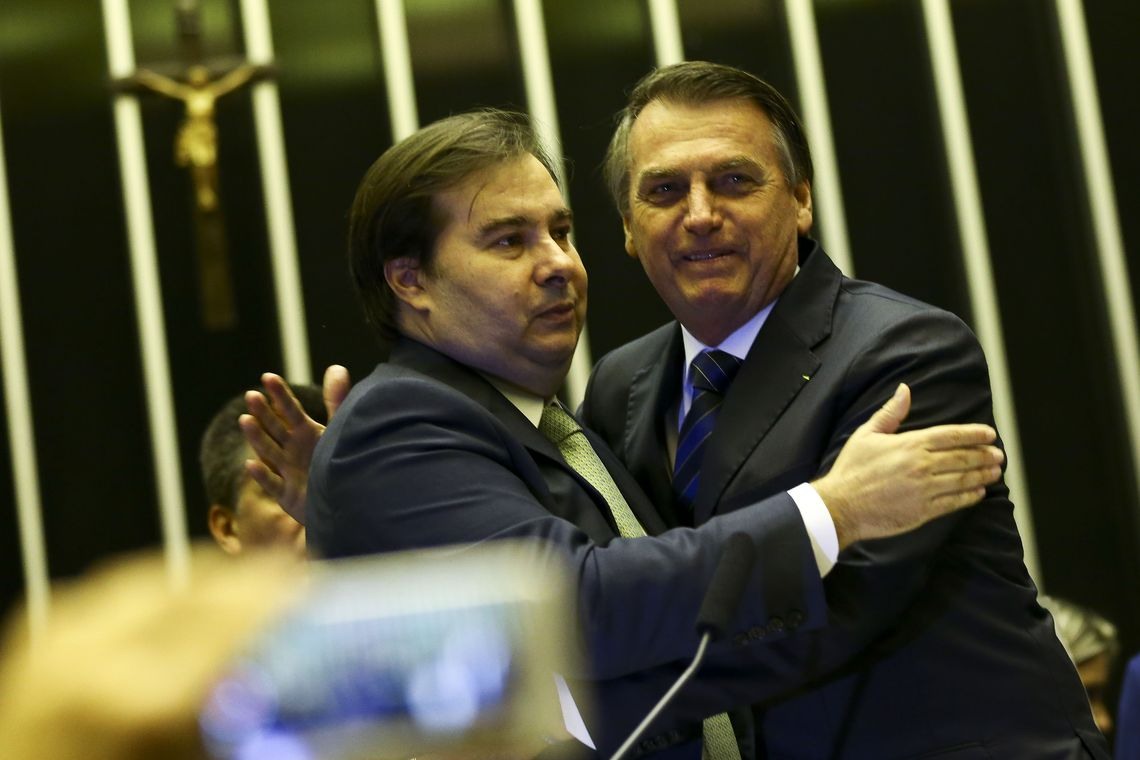 O presidente Jair Bolsonaro e o presidente da CÃ¢mara, Rodrigo Maia, durante sessÃ£o solene em homenagem ao ator Carlos Alberto de NÃ³brega, na CÃ¢mara dos Deputados.