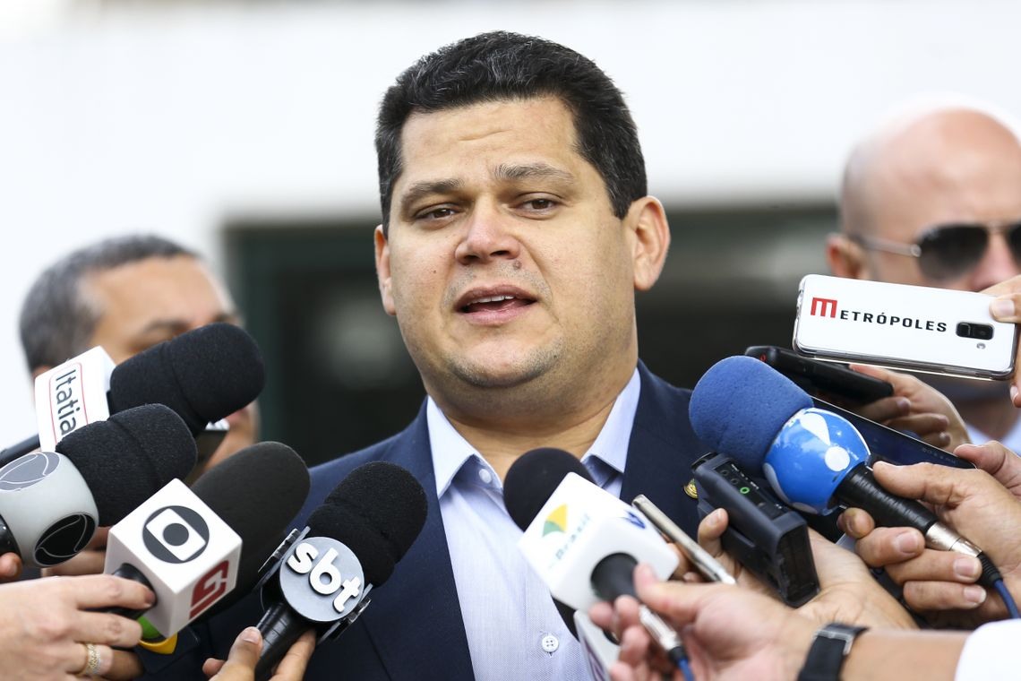  O presidente do Senado, Davi Alcolumbre, apÃ³s reuniÃ£o com o presidente da CÃ¢mara, Rodrigo Maia, e o senador Tasso Jereissati na residÃªncia oficial da presidÃªncia da CÃ¢mara.