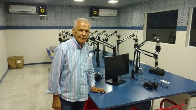 Resultado de imagem para fotos de Marcos Medrado no estudio da valença FM