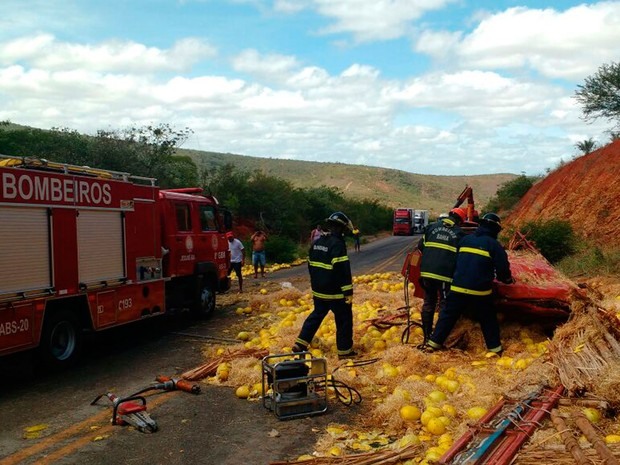 Carga de melões foi derrubada na rodovia após acidente, na manhã desta quinta-feira (Foto: Divulgação/ Corpo de Bombeiros)