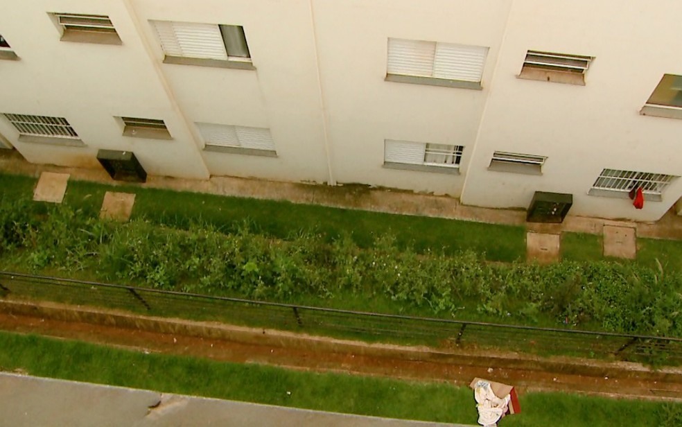 Menina de 9 anos caiu do terceiro andar de prédio ao fugir do apartamento usando um lençol (Foto: Paulo Souza/EPTV)