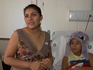 Mãe e filho, que foi picado por cobra na Bahia, em hospital de Salvador (Foto: Imagem/TV Bahia)