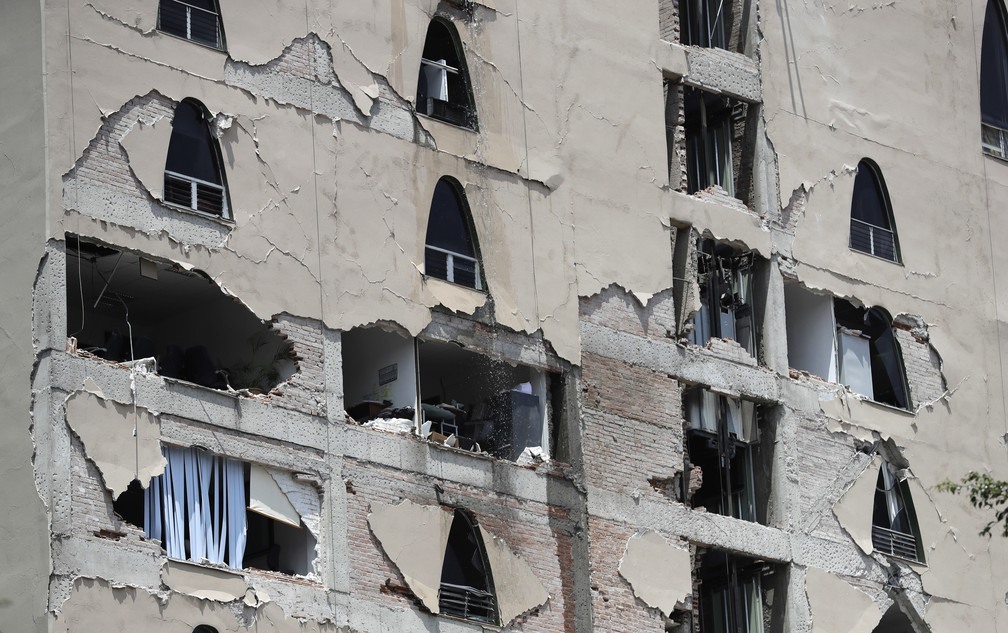 Fachada de prédico fica danificada após forte tremor atingir a Cidade do Mexico nesta terça-feira (19) (Foto: Rebecca Blackwell/AP Photo)