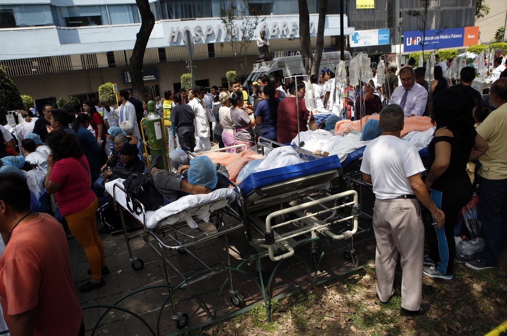 Pacientes em camas são vistos do lado de fora após hospital ser evacuado devido a tremor na Cidade do México (Foto: Marco Ugarte/AP Photo)