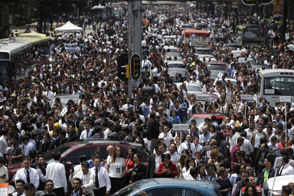 Avenida Reforma fica lotada após prédios serem evacuados por causa do tremor que atingiu a Cidade do México  (Foto: Rebecca Blackwell/AP Photo)