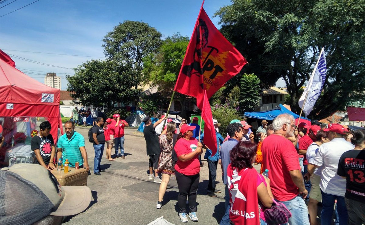 Resultado de imagem para Em Curitiba, eleitor de Bolsonaro lucra com apoiadores de Lula