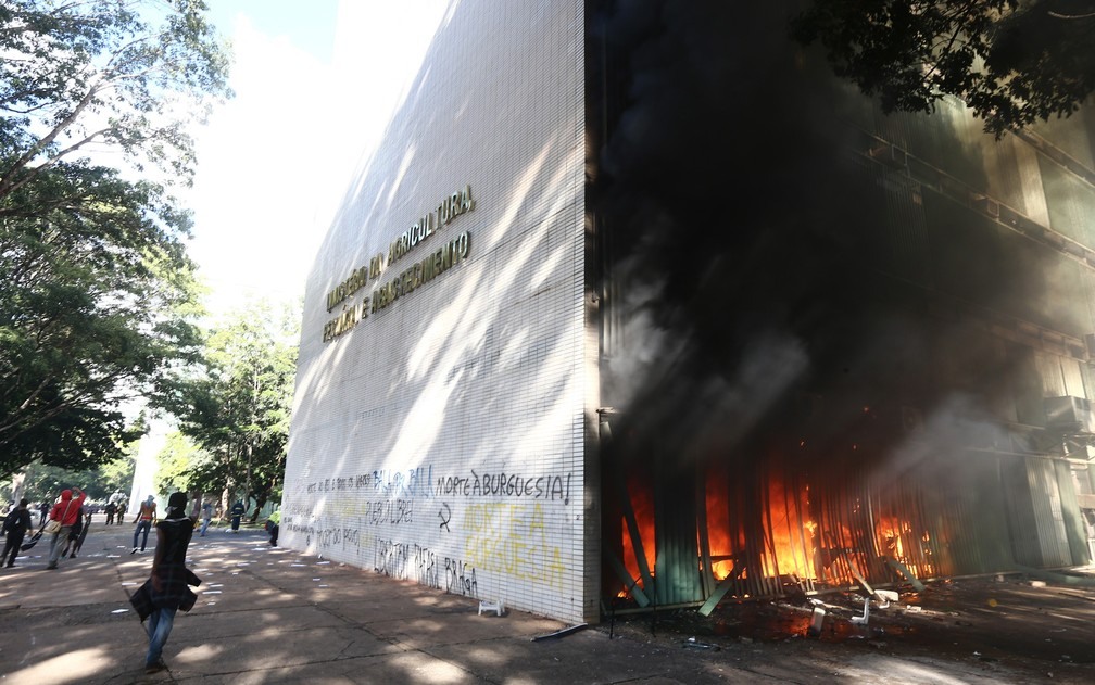 Incêndio atinge Ministério da Agricultura durante protesto em Brasília (Foto: Wilton Junior/Estadão Conteúdo)