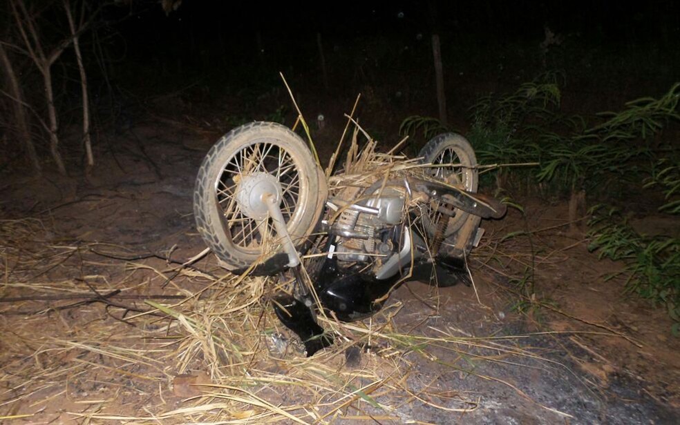 Com a colisão, motocicleta saiu da pista e motorista morreu (Foto: Ivonaldo Paiva/ Blogbraga)