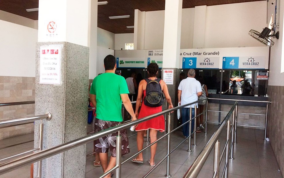 Movimentação nos guichês para travessia entre Salvador e Mar Grande é moderada na manhã desta quinta-feira (Foto: Juliana Almirante/G1)