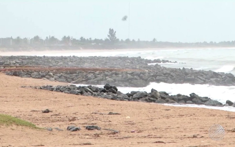 Espigões foram construídos como medida paliativa (Foto: Reprodução/TV Santa Cruz)