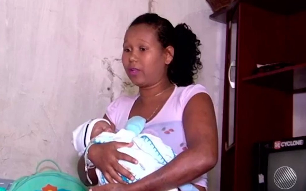 Dona de casa está revoltada com sumiço de filho gêmeo (Foto: Reprodução/TV Santa Cruz)