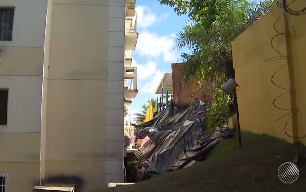 Desabamento de muro obriga famÃ­lias a deixarem casas em Lauro de Freitas (Foto: ReproduÃ§Ã£o/ TV Bahia)