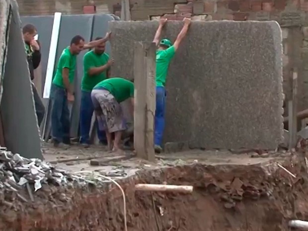 Muro de marmoaria cedeu após forte chuva em Vitória da Conquista, na Bahia (Foto: Reprodução/ TV Sudoeste)