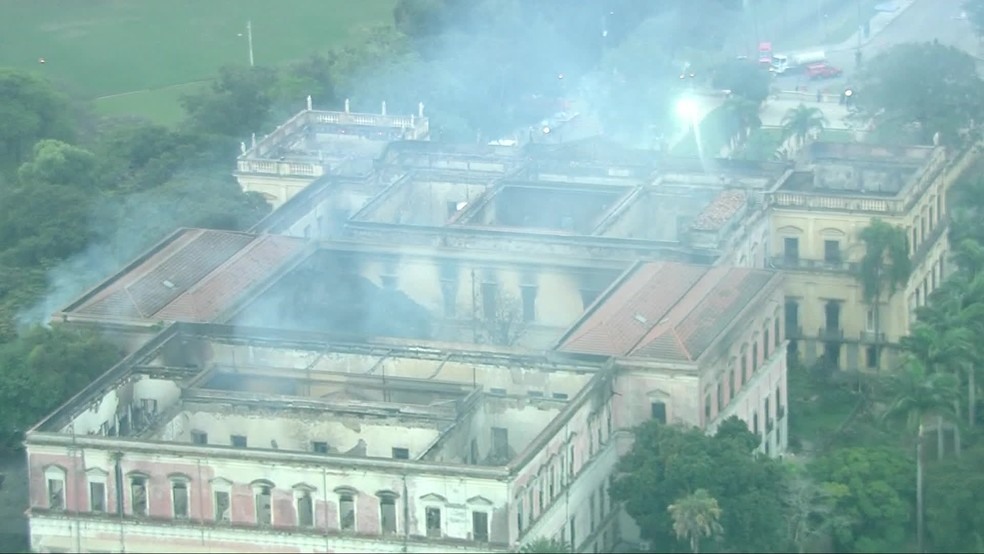 Bombeiros seguem no trabalho de rescaldo da estrutura do Museu Nacional (Foto: ReproduÃ§Ã£o/ TV Globo)