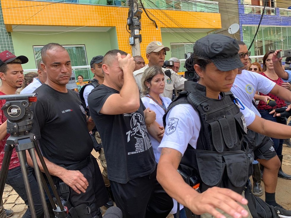 Homem se desespera ao ver corpo da mÃ£e retirado dos escombros. â?? Foto: Fernanda Rouvenat