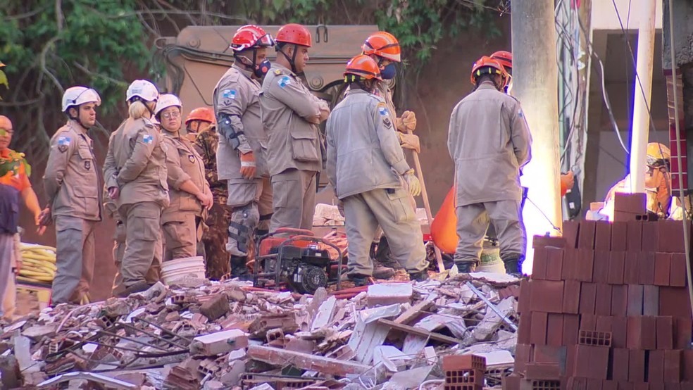 Bombeiros encontram o 12Âº corpo nos escombros de dois prÃ©dios que desabaram na comunidade da Muzema, na Zona Oeste do Rio â?? Foto: ReproduÃ§Ã£o/ TV Globo