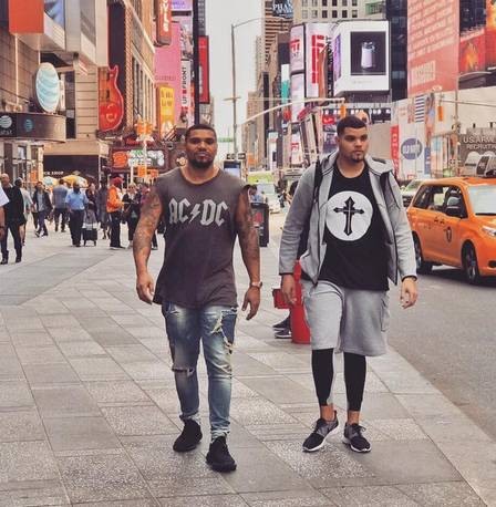 Gêmeos? Naldo e Pablo passeiam pela Times Square