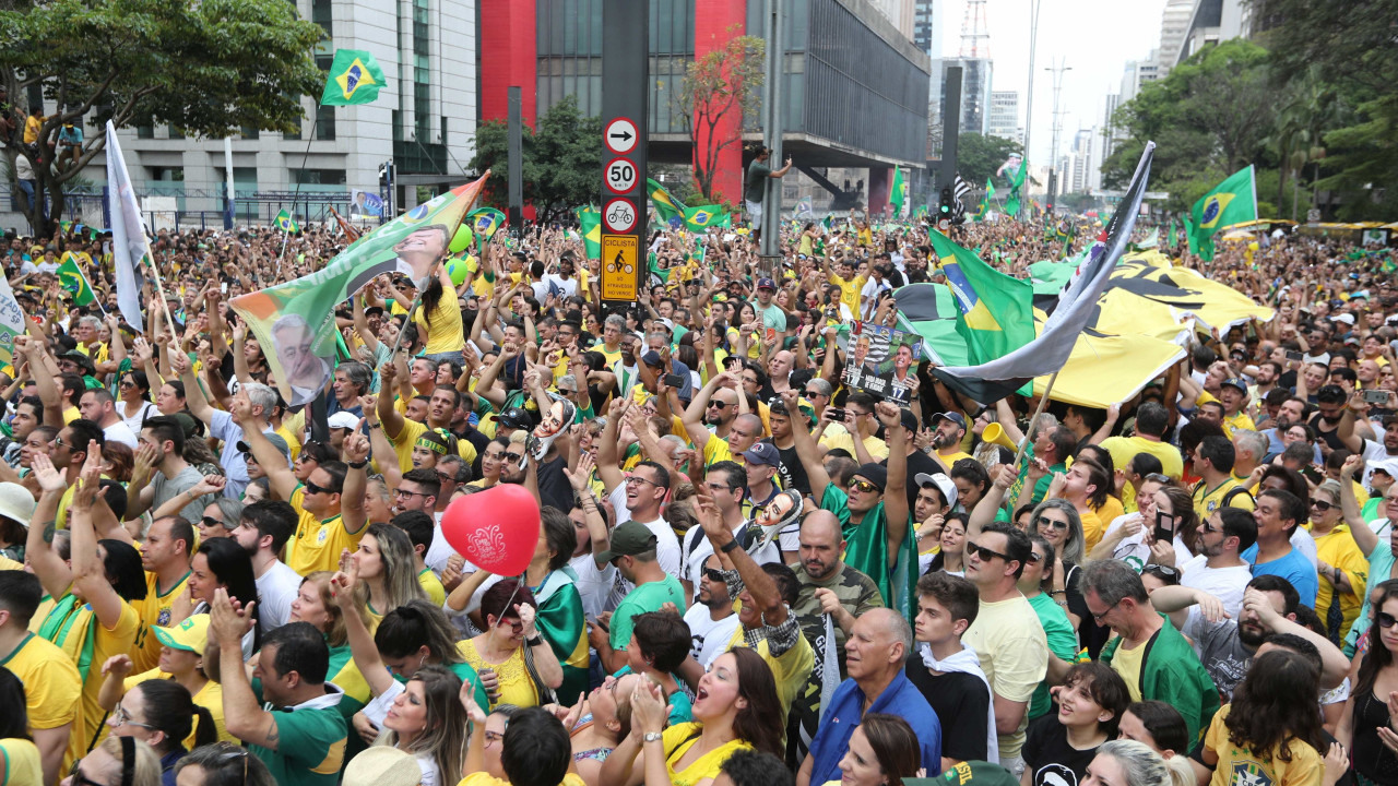 Resultado de imagem para Em ato, partidÃ¡rios de Bolsonaro criticam PT e falam em vitÃ³ria no 1Âº turno