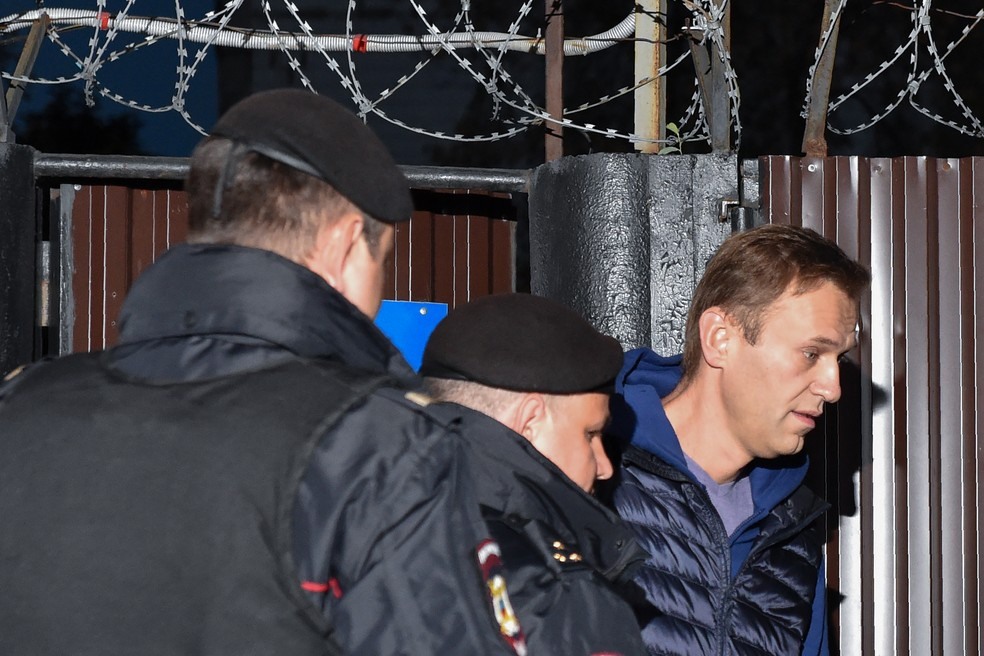 Opositor russo Alexei Navalny Ã© detido nesta segunda-feira (24) logo apÃ³s deixar centro de detenÃ§Ã£o no centro de Moscou â?? Foto: Vasily Maximov/AFP