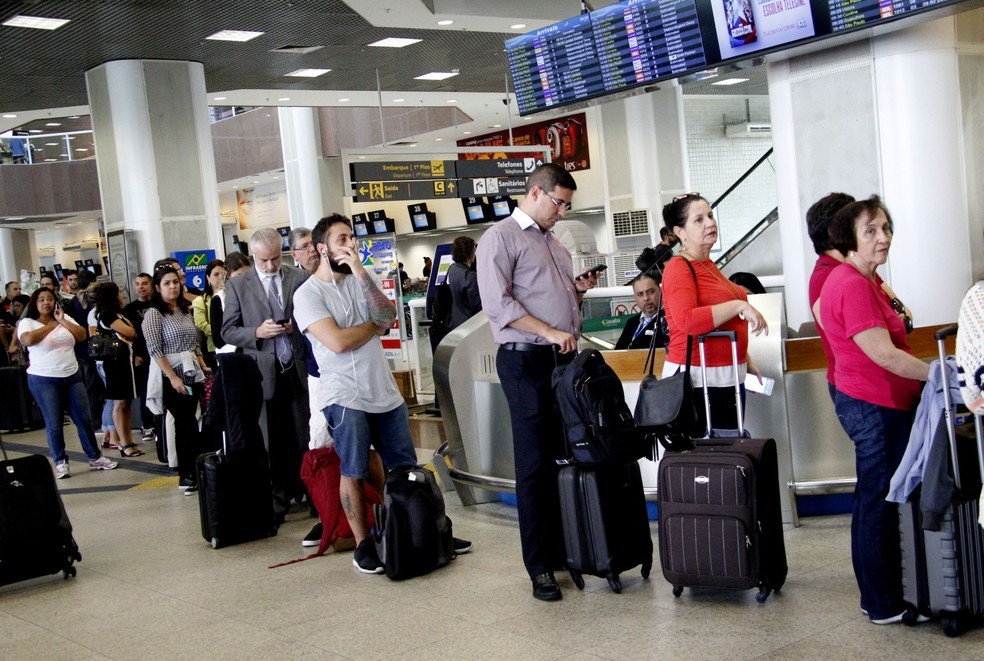 Passageiros enfrentam filas no Aeroporto Santos Dumont por causa do cancelamento de voos  (Foto: Onofre Veras/Agência O Dia/Estadão Conteúdo)