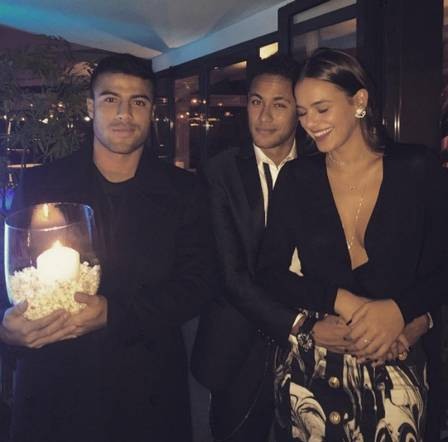 Rafinha brinca com Neymar e Marquezine em Barcelona