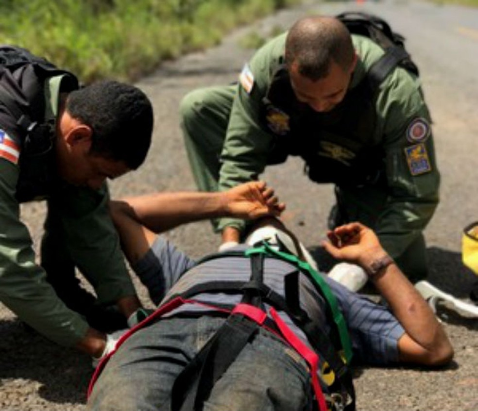 Caminhoneiro fica ferido na Bahia após veículo tombar em rodovia (Foto: Divulgação/SSP)