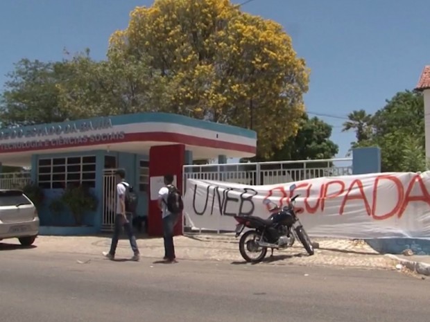 Alunos da Uneb ocuparam o campus da universidade em Juazeiro (Foto: Reprodução/TV São Francisco)