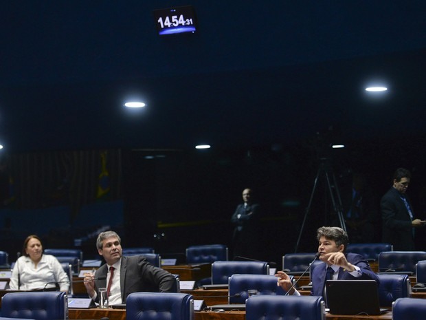 O senador José Medeiros (dir) discutiu com colegas da oposição após dizer que estudantes ocuparam escolas para fumar maconha (Foto: Jefferson Rudy / Agência Senado)