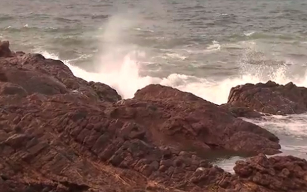 Ondas em Salvador podem chegar a quatro metros, segundo alerta emitido pela Marinha (Foto: Reprodução/TV Bahia)