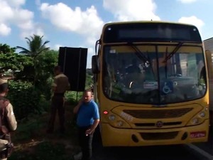 Ônibus que foi assaltado na BR-324, em Salvador (Foto: Imagem/TV Bahia)