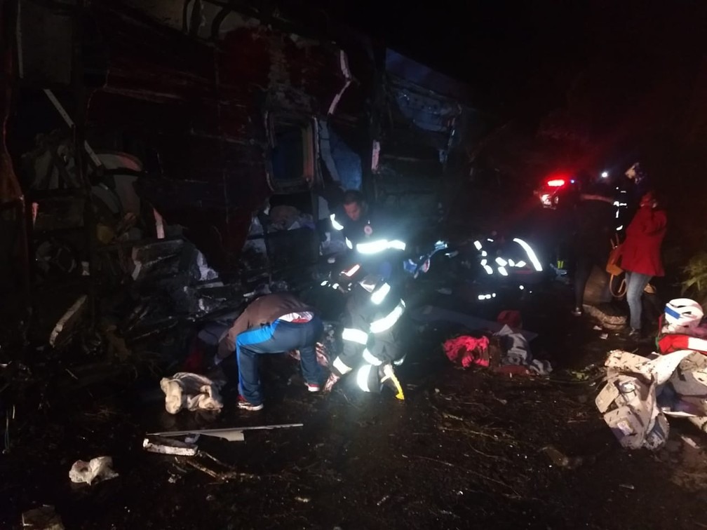 Bombeiros e polÃ­cia estÃ£o em atendimento no acidente na serra de Campos do JordÃ£o â?? Foto: DivulgaÃ§Ã£o/Bombeiros