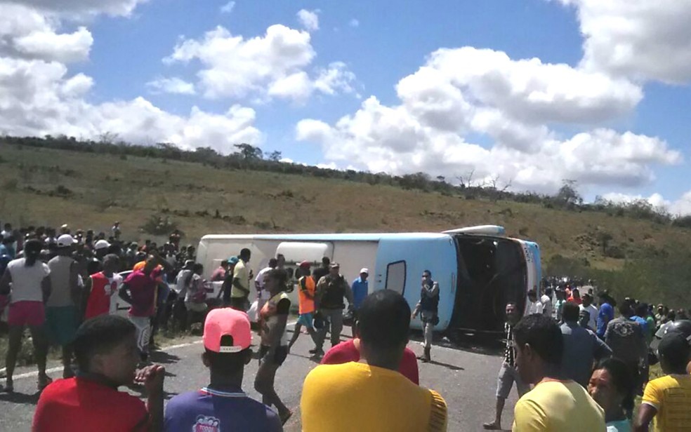 Ônibus tombou na região de Piritiba (Foto: Reprodução/Mídias Sociais)