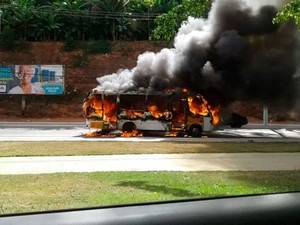 Três ônibus foram incendiados neste sábado em Simões Filho (Foto: Site Tudo é Política)