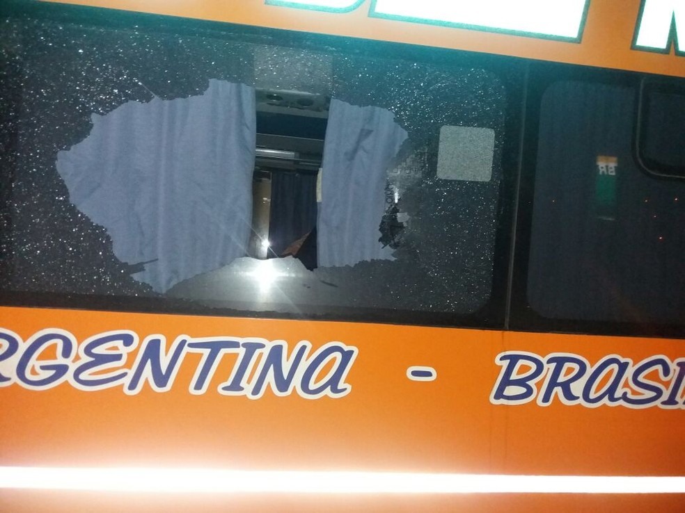 Um ônibus de turismo argentino foi alvejado no Oeste de SC (Foto: PM/Divulgação)