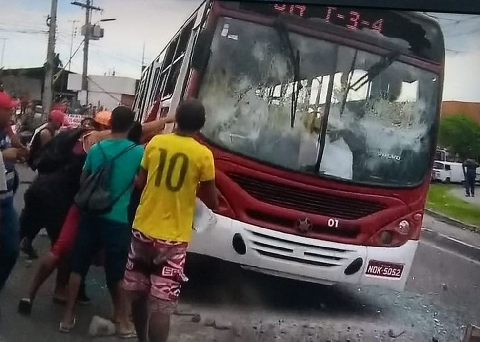 PopulaÃ§Ã£o tentou virar um Ã´nibus na Zona Leste de Manaus (Foto: ReproduÃ§Ã£o/Rede AmazÃ´nica)