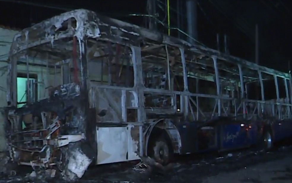 Coletivo 8207 foi queimado na noite desta quinta-feira em BH (Foto: ReproduÃ§Ã£o/TV Globo)