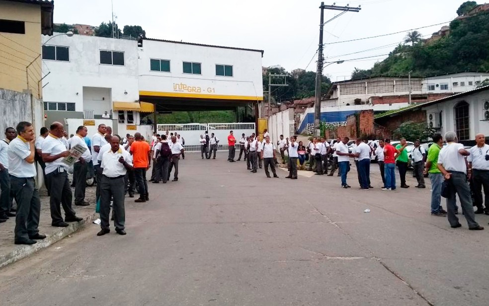 Rodoviários atrasaram saída de garagens na manhã desta terça-feira (Foto: Adriana Oliveira/TV Bahia)