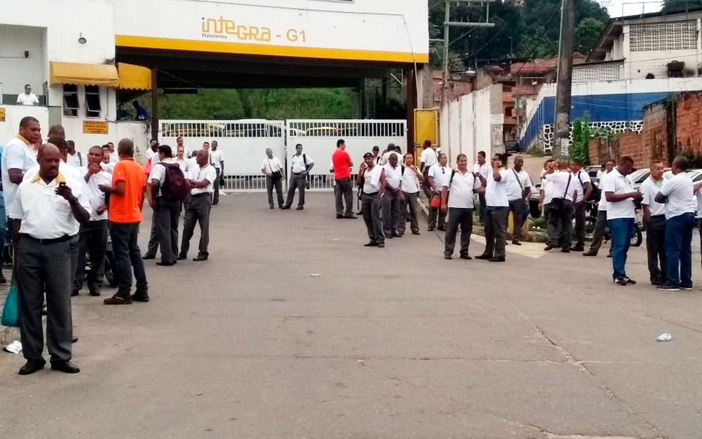 Ônibus saem normalmente às 4h; nesta terça, previsão de saída será às 8h (Foto: Adriana Oliveira/TV Bahia)