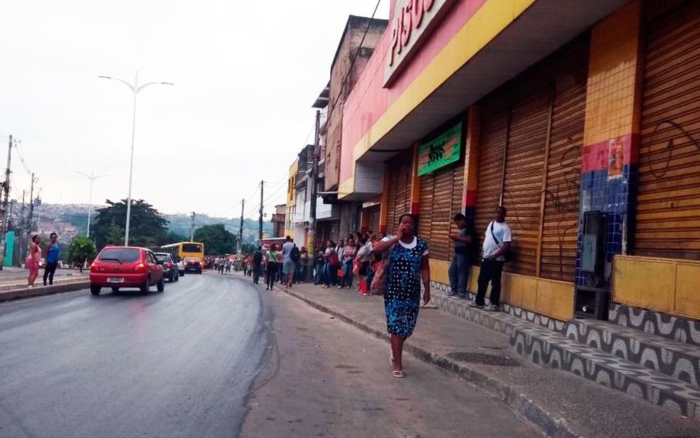 Paralisação dos rodoviários nesta terça-feira deixa ponto lotado em Salvador (Foto: Adriana Oliveira/TV Bahia)