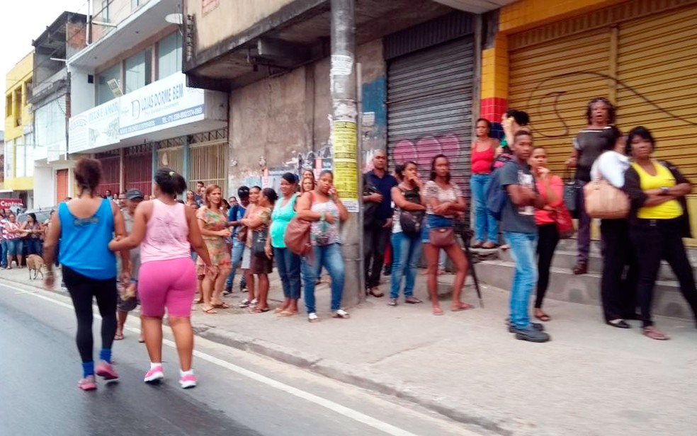 Ponto de ônibus no bairro de Plataforma está lotado na manhã desta terça-feira (Foto: Adriana Oliveira/TV Bahia)