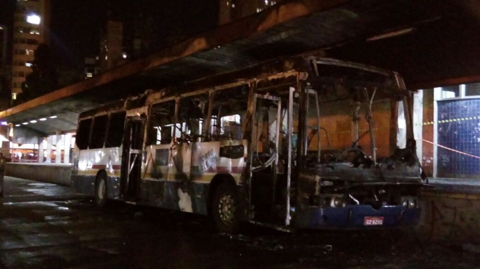 Ainda não foi confirmada qual era a linha do ônibus que foi incendiado em Porto Alegre (Foto: Adilson Ávila/RBS TV)