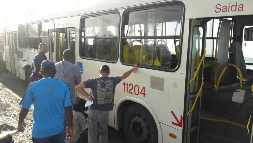 Ônibus ficou parado na orla de Salvador para atendimento das vítimas (Foto: Vanderson Nascimento/TV Bahia)