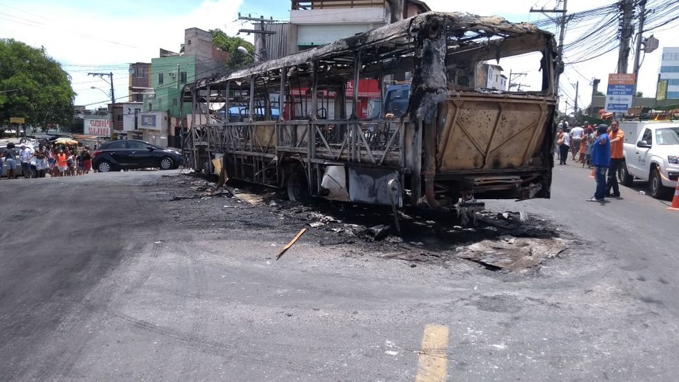 Ônibus queimado no bairro de Sussuarana, em Salvador (Foto: Ramon Ferraz/TV Bahia)