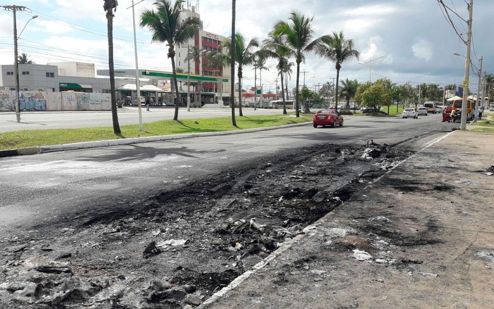 Ônibus foi incendiado na noite de quinta-feira (Foto: Juliana Cavalcante/TV Bahia)